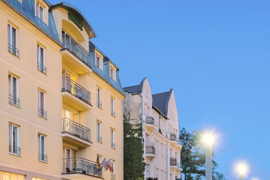 Abendliche Fassade des Hotels Brüssel