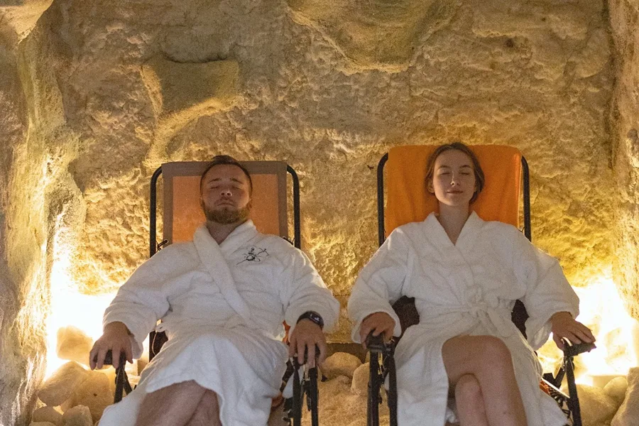 Paar entspannt in der Salzgrotte